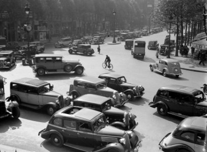 Auto's op de Rue Royale, gezien vanaf de trappen van de Madeleine, Bestanddeelnr 191-0365