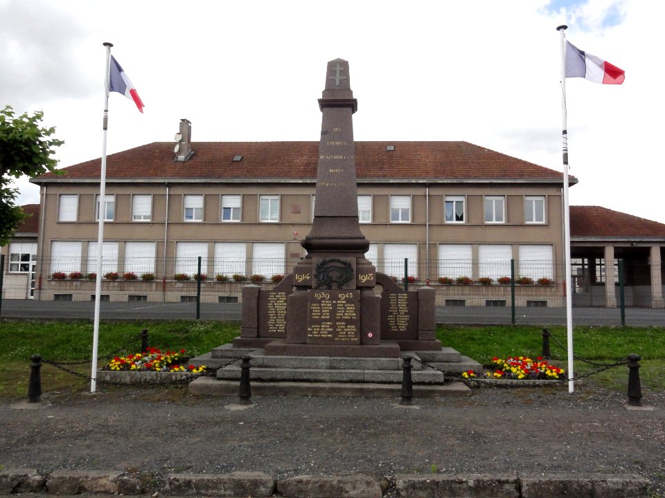 Azerailles (M-et-M) monuemtn aux morts devant l'école