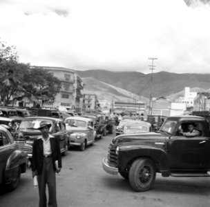 Auto's in een straat in Caracas in Venezuela, Bestanddeelnr 252-8484
