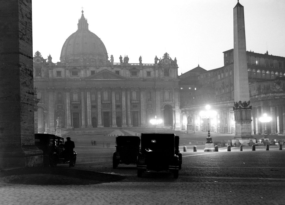 Auto's op het Sint-Pietersplein bij zonsondergang, Bestanddeelnr 191-1240