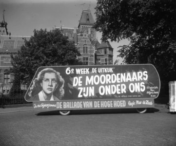 Auto met reclame voor de film Die Mörder sind unter uns uitgebracht door Actue, Bestanddeelnr 903-4134