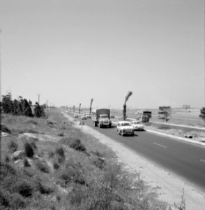 Auto's op weg door een duinlandschap, Bestanddeelnr 255-1935