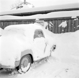Auto in de sneeuw op een parkeerplaats, Bestanddeelnr 254-3748