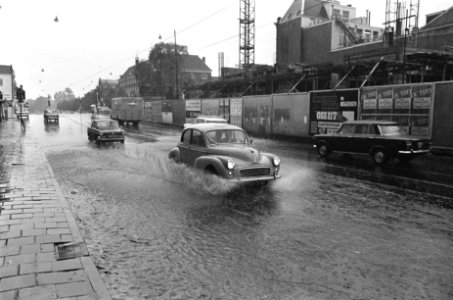 Auto's in de Vijzelstraat nemen een bad, Bestanddeelnr 920-4437