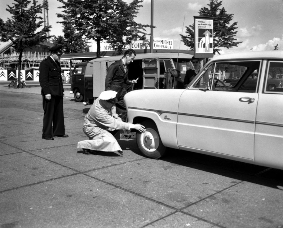 Autokeuringen op het Stadionplein. Wagen wordt gekeurd, Bestanddeelnr 912-6155