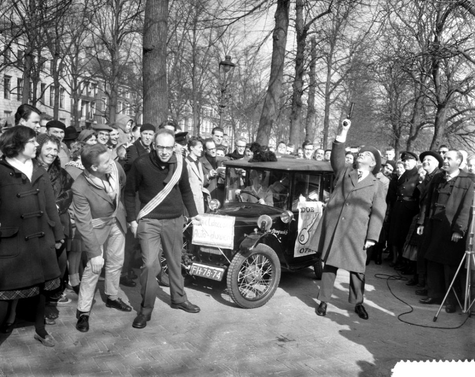 Auto duw trektocht naar Amsterdam tbv de actie Doe Open , Minister van Verk, Bestanddeelnr 911-1061