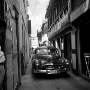 Auto in de Keukenstraat in Willemstad op Curaçao, Bestanddeelnr 252-7272
