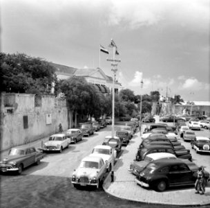 Auto's op het Gouverneursplein bij Fort Amsterdam in Willemstad, Bestanddeelnr 252-2878