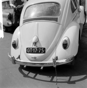 Auto met aan de bumper bevestigde ketting ter voorkoming statische elektriciteit, Bestanddeelnr 916-3935