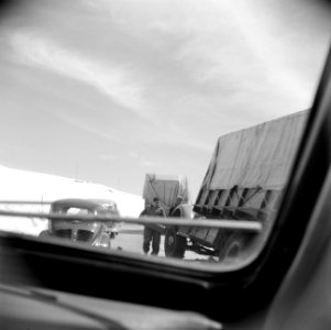 Auto's op de pas over de Libanon op de weg tussen Damascus en Beyrouth, Bestanddeelnr 255-6150