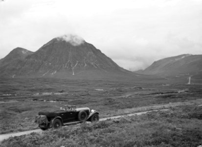 Auto in heuvellandschap met laaghangende bewolking, Bestanddeelnr 254-2772