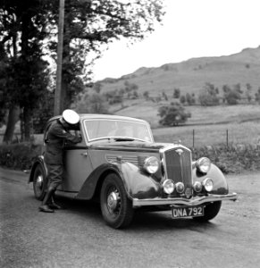 Auto met chauffeur, Bestanddeelnr 254-2821 photo