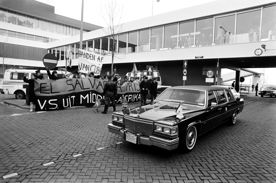 Auto met vice-president Bush rijdt langs demonstranten op Schiphol, Bestanddeelnr 932-4871