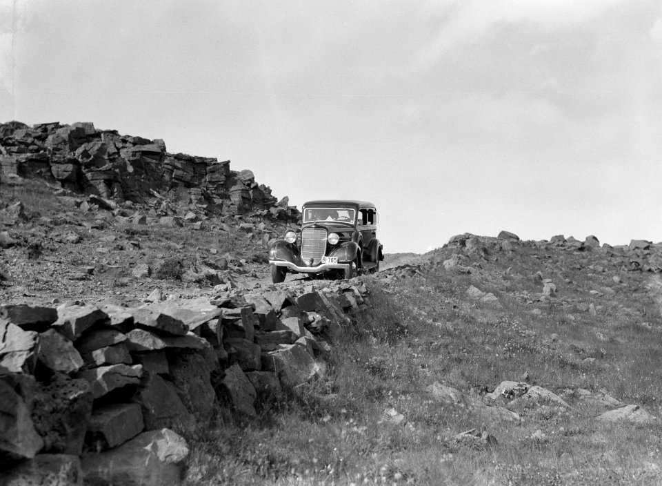 Auto op een smalle weg in een rotsachtig landschap, Bestanddeelnr 190-0291