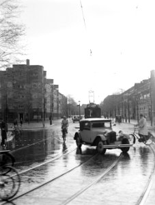Auto op een regenachtig Roelof Hartplein te Amsterdam, Bestanddeelnr 189-1343
