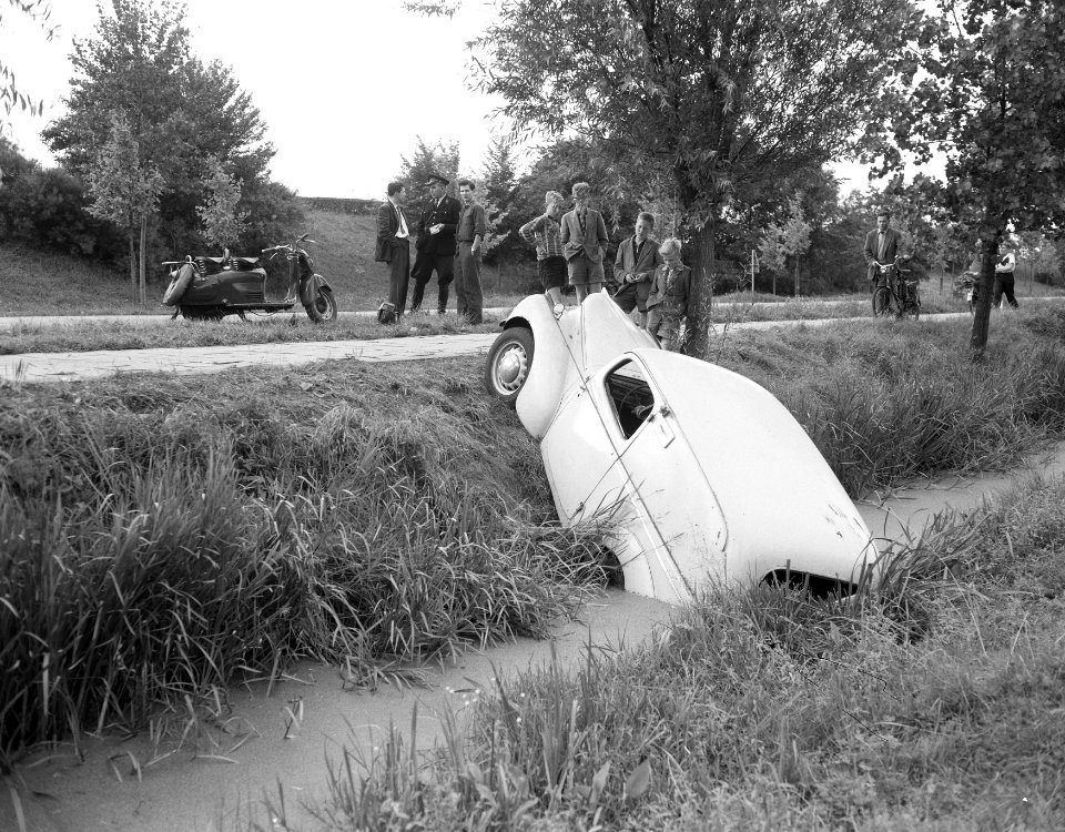 Auto in de sloot in de buurt van Utrecht, Bestanddeelnr 908-8882