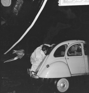 Auto op Geldersekade te water te Rotterdam, Bestanddeelnr 918-5831