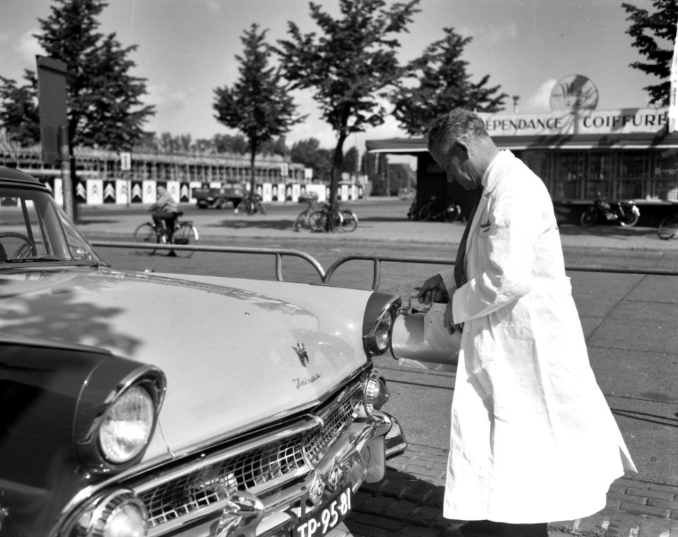 Autokeuringen op het Stadionplein. Wagen wordt gekeurd, Bestanddeelnr 912-6154