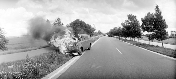 Auto in brand op Rijksweg tussen Duivendrecht, Bestanddeelnr 911-4003