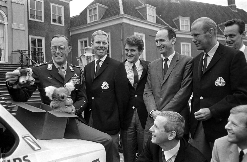 Auto marathon rijders ontvangen door Prins Bernhard op Huis ten Bosch v.l.n.r. P, Bestanddeelnr 921-8703