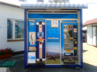 Automat ze świeżym mlekiem na targowisku Manhattan w Toruniu