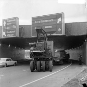 Auto met kraan liep vast op viadukt Rotterdam, Bestanddeelnr 919-1646