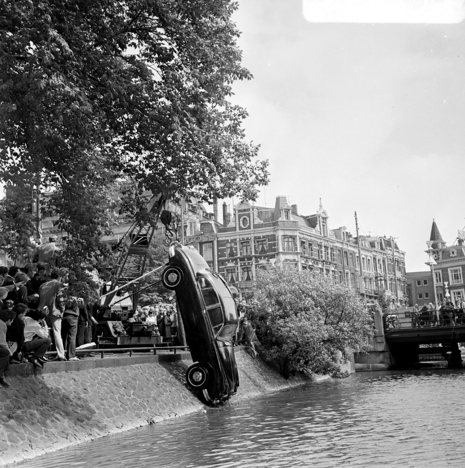 Auto in water van Leidsekade, Amsterdam auto wordt uit het water gehaald met ta, Bestanddeelnr 922-5758