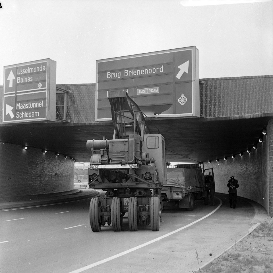 Auto met kraan liep vast op viadukt Rotterdam, Bestanddeelnr 919-1647