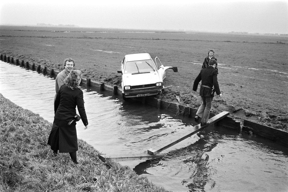 Auto op A9 (Alkmaar-Haarlem) van weg geraakt, over sloot weiland terecht gekomen, Bestanddeelnr 932-8258