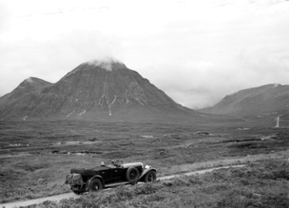 Auto in heuvellandschap met laaghangende bewolking, Bestanddeelnr 254-2771
