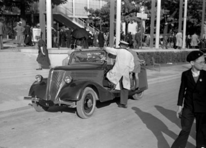Auto op het tentoonstellingsterrein, Bestanddeelnr 254-2696