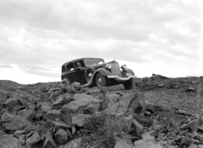 Auto op een smalle weg in een rotsachtig landschap gezien vanuit een lager geleg, Bestanddeelnr 190-0293 photo