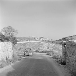Auto op een bergweg met aan de horizon een Tegart fort, Bestanddeelnr 255-0174