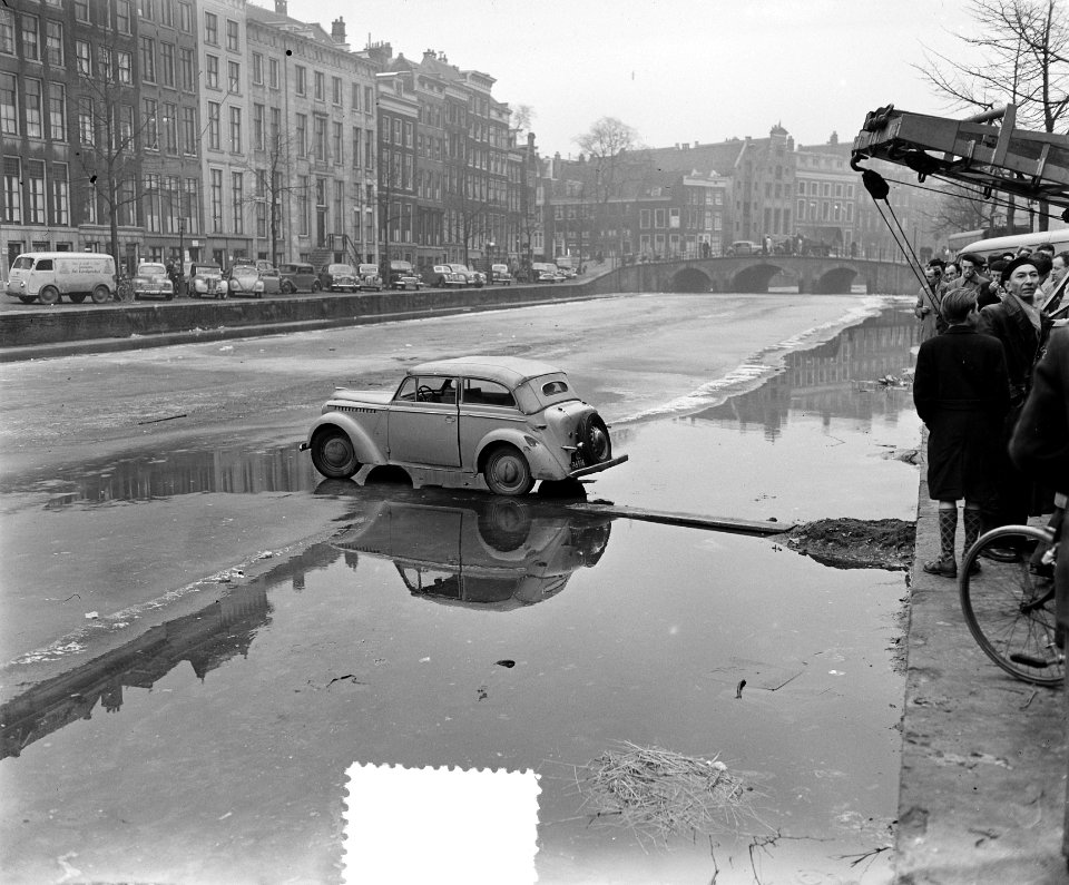 Auto op per ongeluk op bevroren gracht geraakt nabij brug Utrechtsestraat te Ams, Bestanddeelnr 906-2989