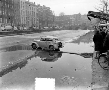 Auto op per ongeluk op bevroren gracht geraakt nabij brug Utrechtsestraat te Ams, Bestanddeelnr 906-2989