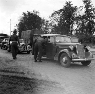 Auto´s worden gecontroleerd door militairen, Bestanddeelnr 900-6225