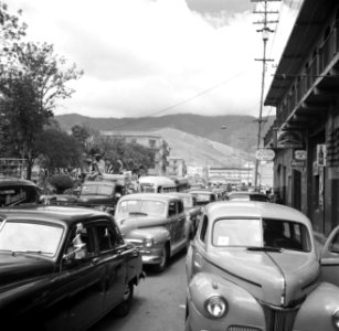 Auto's in een straat in Caracas in Venezuela, Bestanddeelnr 252-8483