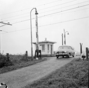 Auto die de spoorwegovergang te Leidschendam passeert, Bestanddeelnr 918-4395