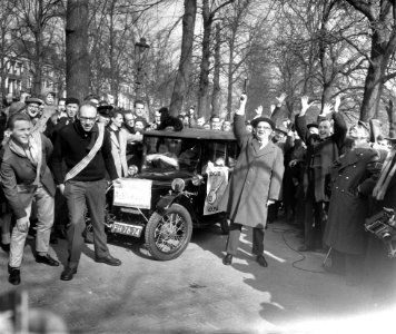 Auto duw trektocht naar Amsterdam tbv de actie Doe Open , Minister van Verk, Bestanddeelnr 911-1062