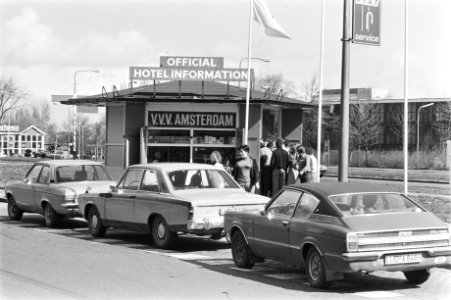 Auto's in de rij bij het VVV-kantoortje bij de Utrechtse brug, Bestanddeelnr 929-1150