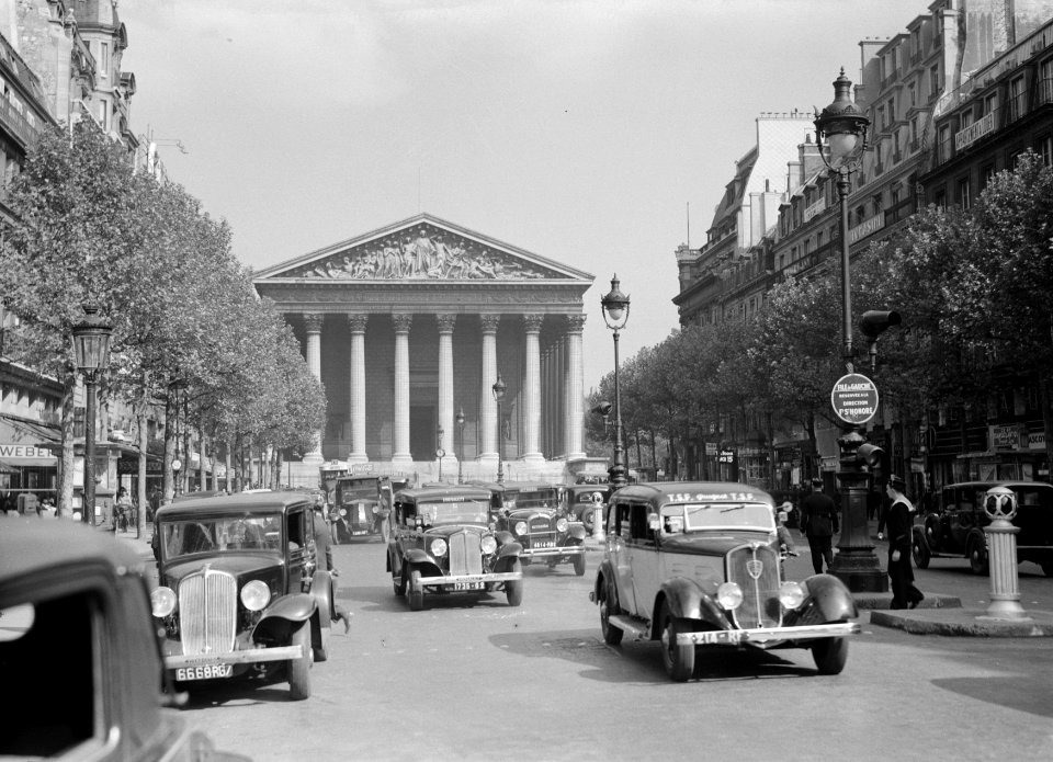 Auto's op de Rue Royale, met op de achtergrond de kerk La Madeleine, Bestanddeelnr 191-0364