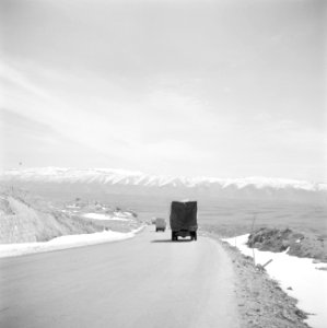 Auto's op de pas over de Libanon op de weg tussen Damascus en Beyrouth, Bestanddeelnr 255-6152