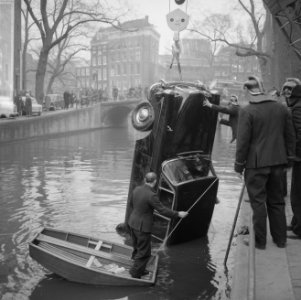 Auto in Leidsegracht van dokter De Groot , de auto van dokter De Groot tijdens h, Bestanddeelnr 915-9342