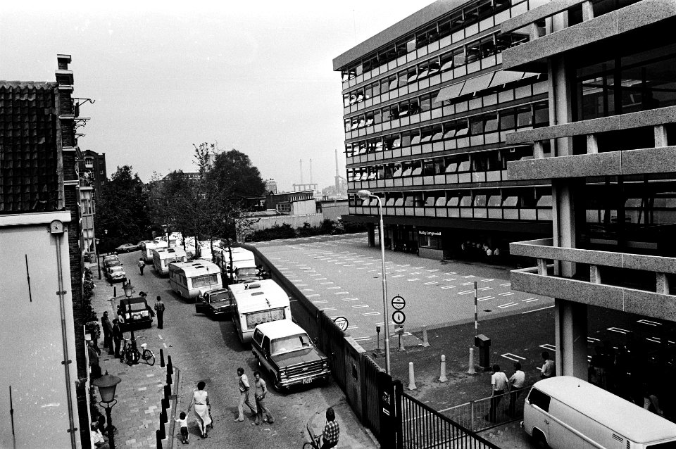 Auto's met caravans voor het kantoor, Bestanddeelnr 930-3886