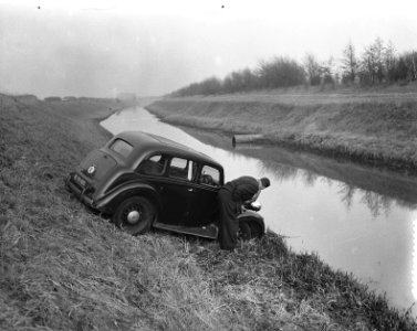Auto in de berm, Bestanddeelnr 906-3454