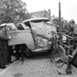 Autobotsing kruispunt Reguliersgracht Keizersgracht, beschadigde bestelauto, Bestanddeelnr 911-6137