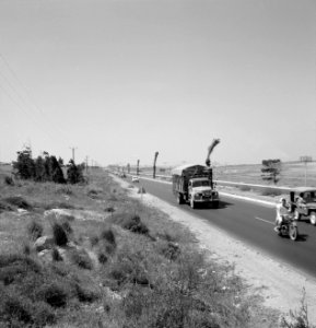 Auto's op weg door een duinlandschap, Bestanddeelnr 255-1936