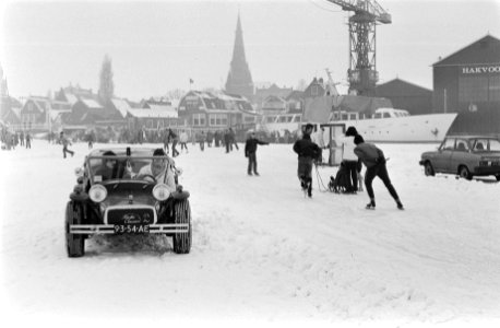 Auto en schaatsers op Gouwzee, Bestanddeelnr 930-0923