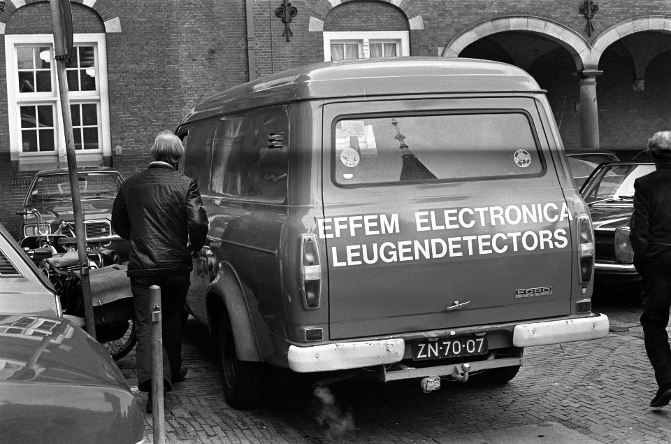 Auto met opschrift Electronica, leugendetectors op Binnenhof in Den Haag, Bestanddeelnr 927-4995