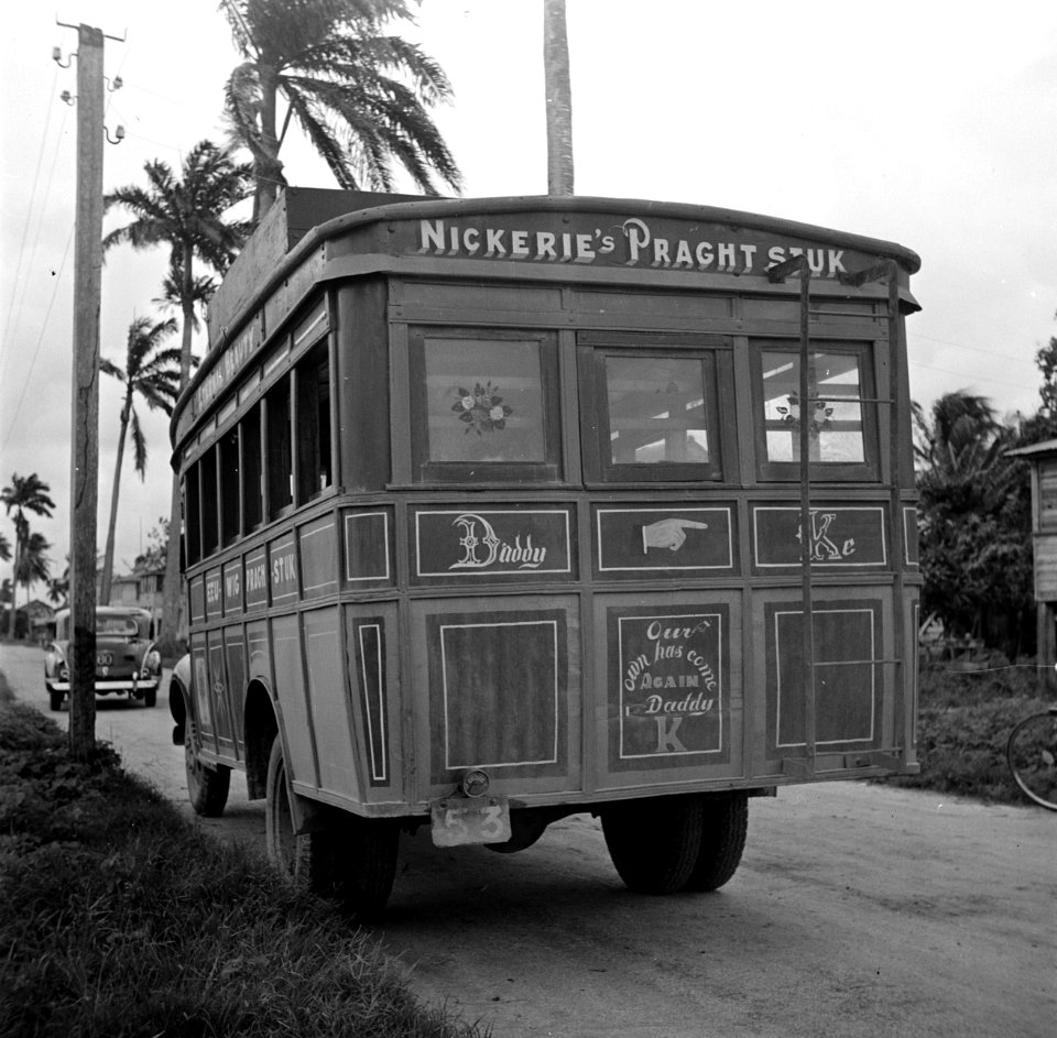 Autobus in Nieuw Nickerie met opschrift Nickeries Pracht Stuk, Bestanddeelnr 252-5439